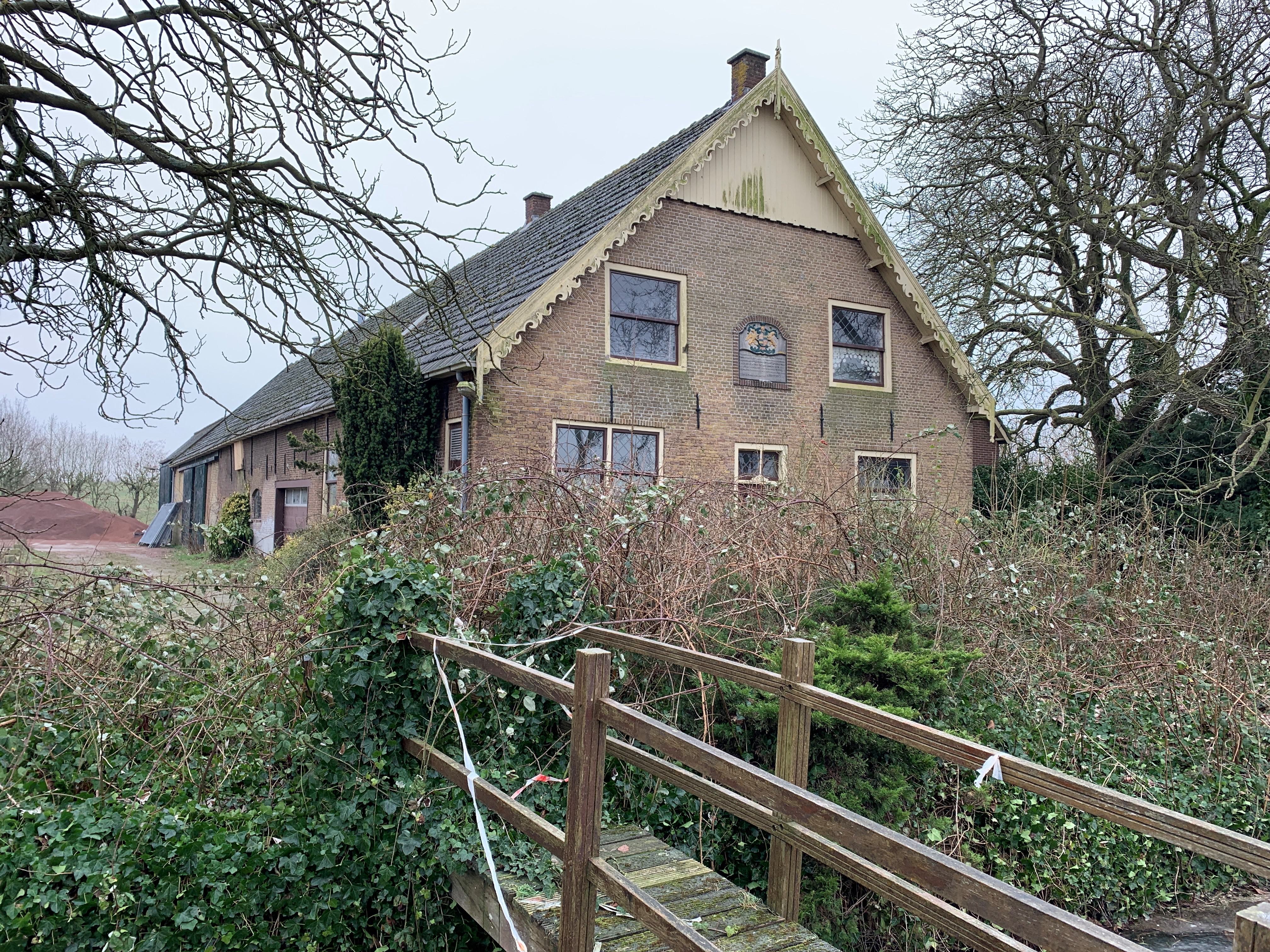 Zorgen om verder verval van spookboerderij textielgigant Zeeman bij het Bentwoud. ’Geen plan op kort